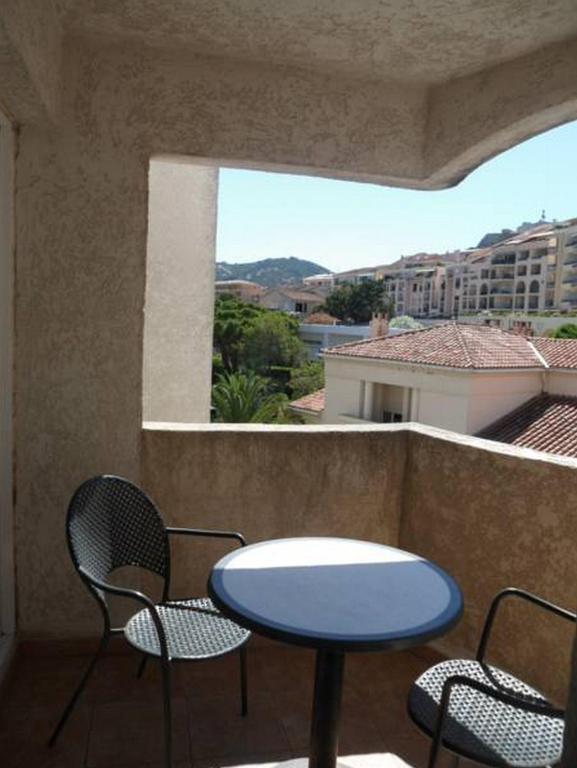 Hotel Le Rocher كالفي الغرفة الصورة